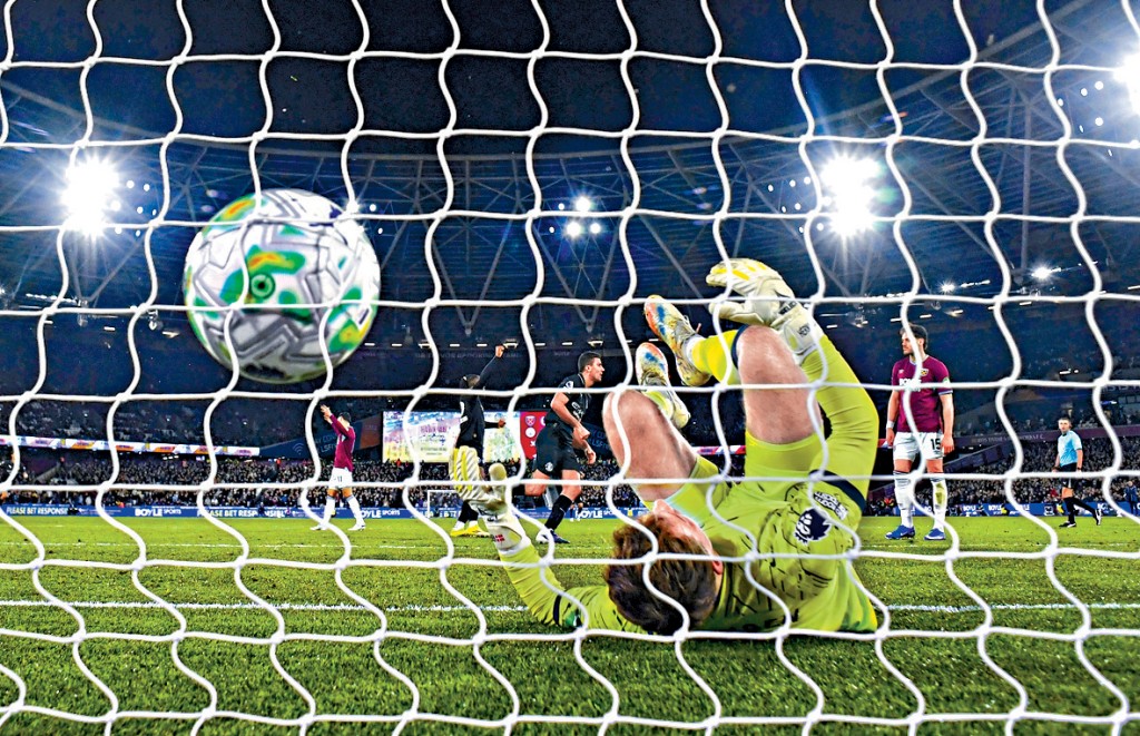 貝拿度施華乖巧笠射，曼城先開紀錄。