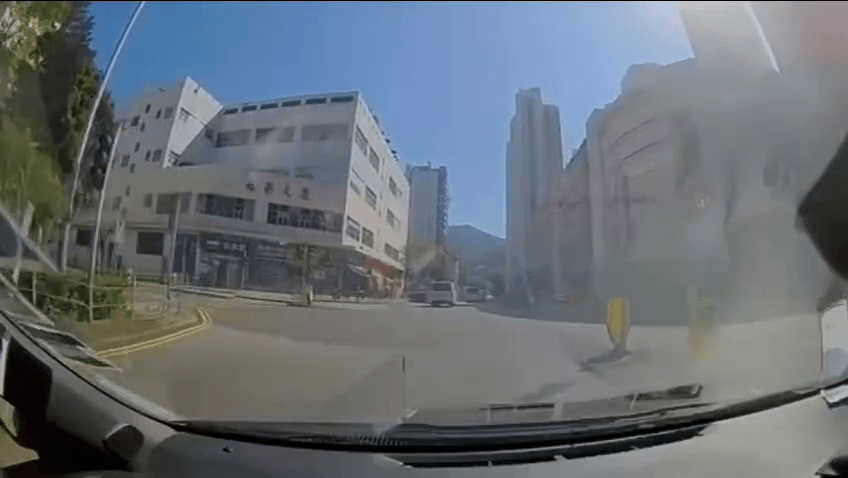 私家車沿沙田牛皮沙街行駛。FB:ExhilaratingCaribou7801@ 全港違例抄牌提示區 私家車沿沙田牛皮沙街行駛。FB:ExhilaratingCaribou7801@ 全港違例抄牌提示區