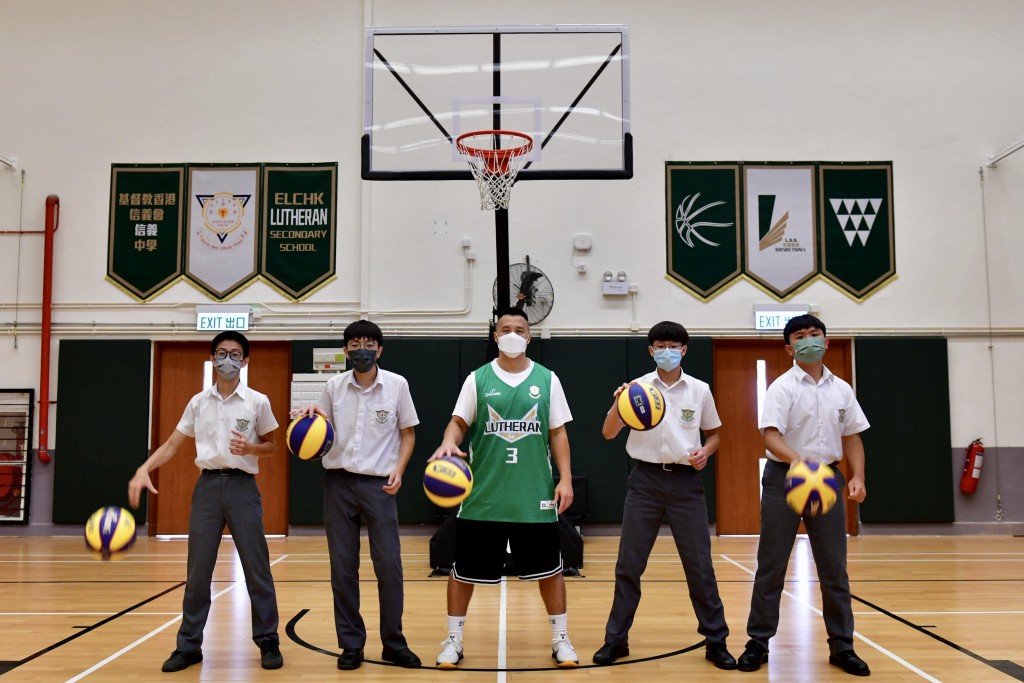 李琪（中）筹建学校室内三人场，只为学生不用再冒著日晒雨淋打球。梁柏琛摄