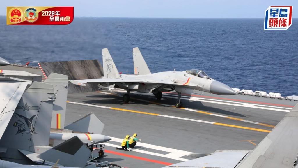 海軍山東艦上的殲-15艦載機。新華社