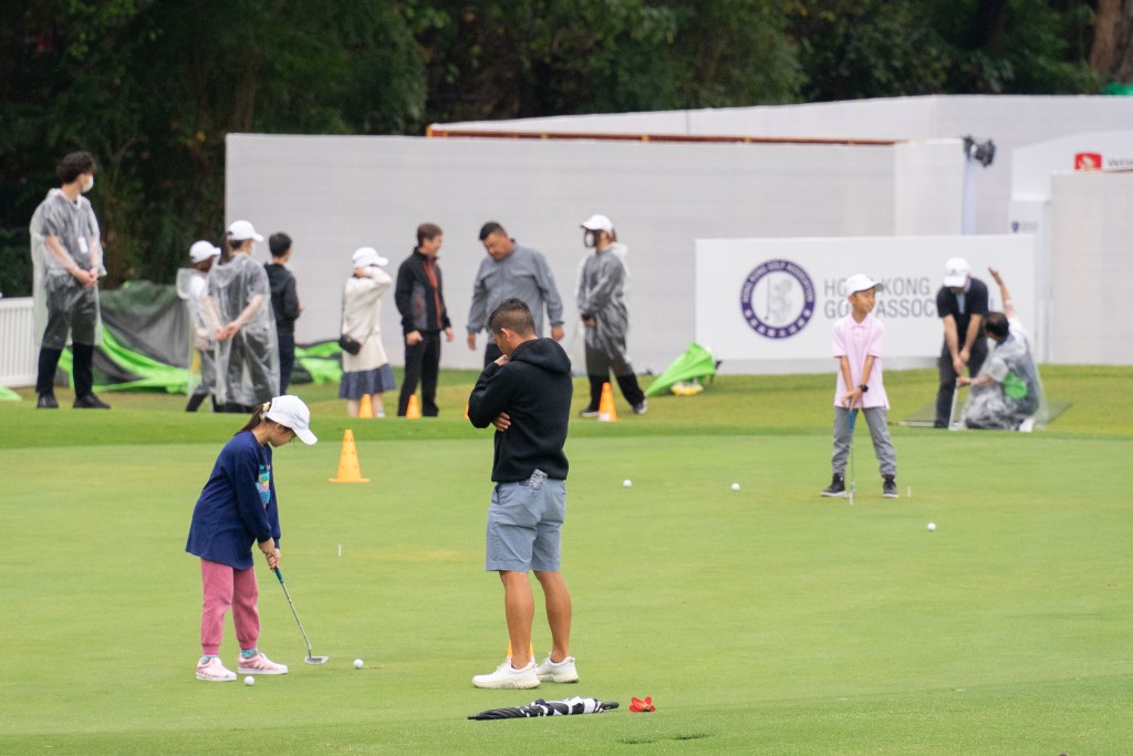  赛事期间，高总亦设有高球挥杆体验，有专业教练从旁指导高球入门动作，令参加者能掌握挥杆窍门，好好体验高尔夫球乐趣。（摄：陈极彰）
