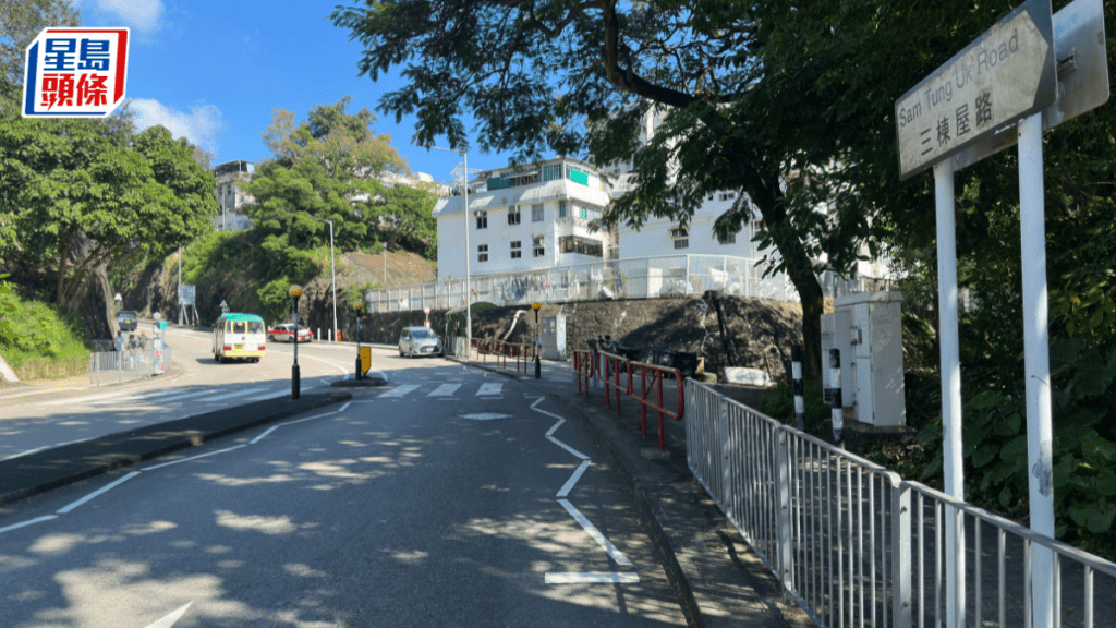 女子在荃灣老圍三棟屋路對開行人天橋遇劫。梁國峰攝