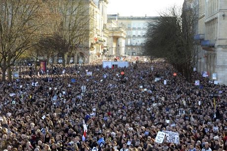 事件引發各界關注，圖為法國法爾多悼念活動群情凶湧。 資料圖片
