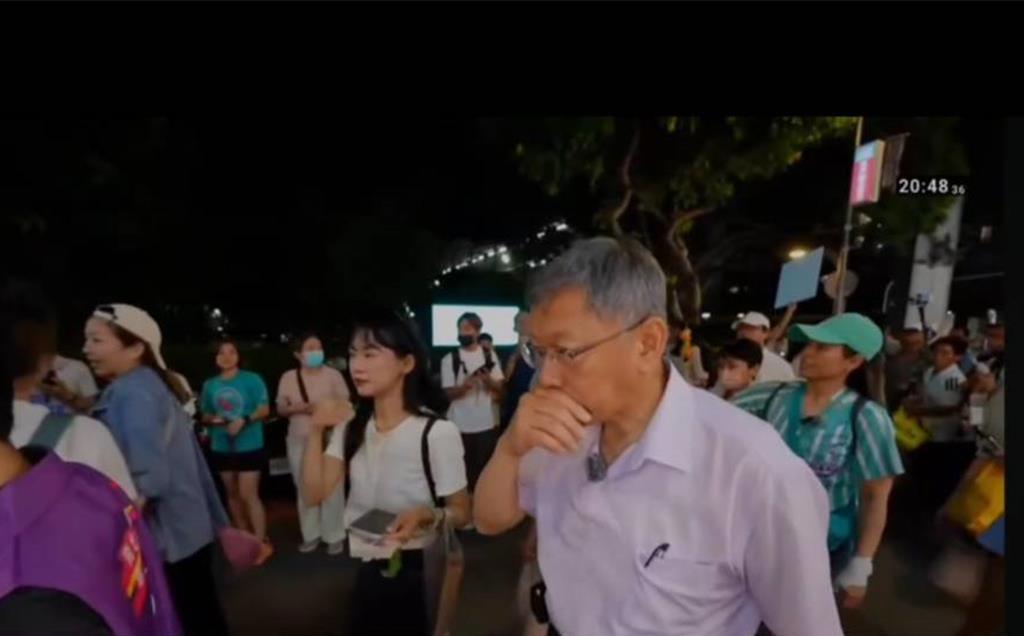 柯文哲日前到逢甲夜市时，遭「不明人士」喷洒辣椒水。中时