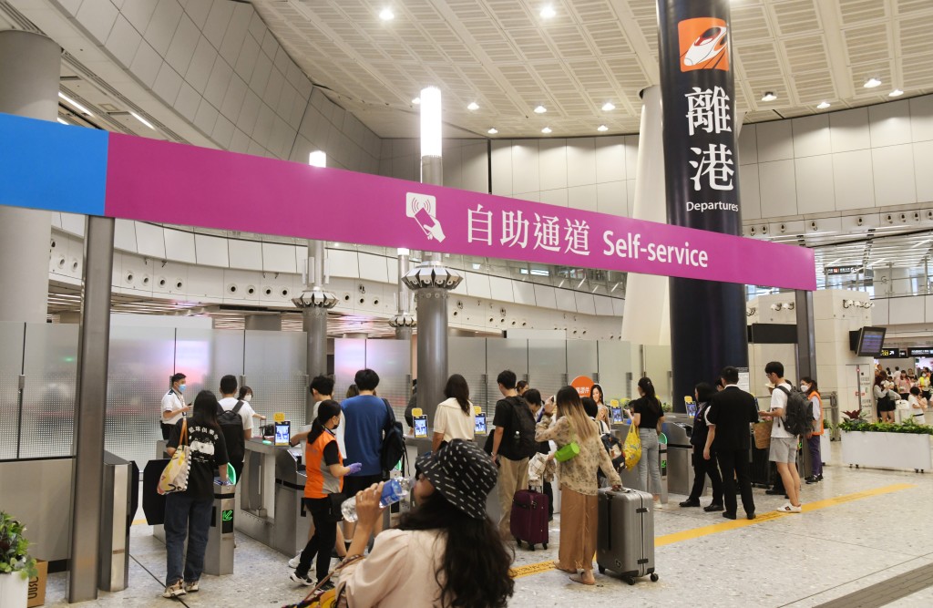个别来往香港西九龙站及北京西、广州南的高速铁路列车车次取消。资料图片