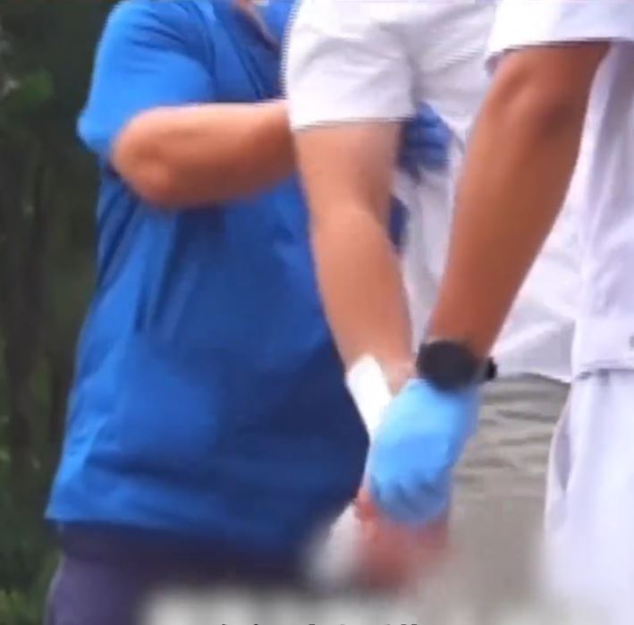 北京有單車男「自炒」後，即使手部不斷流血仍堅持開視像會議。BRTV