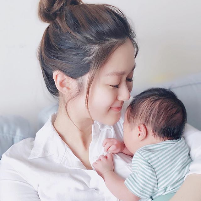 香香貼出抱着兒子的相片,幸福滿滿。