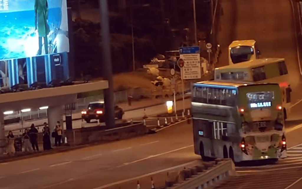 巴士駛出影子線切雙白線而行。fb： 車cam L（香港群組）