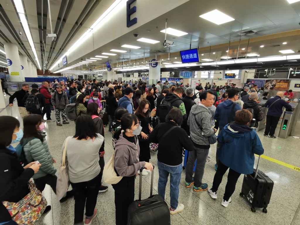 深圳皇崗及福田口岸今年出入境人員超3800萬人次。中新社
