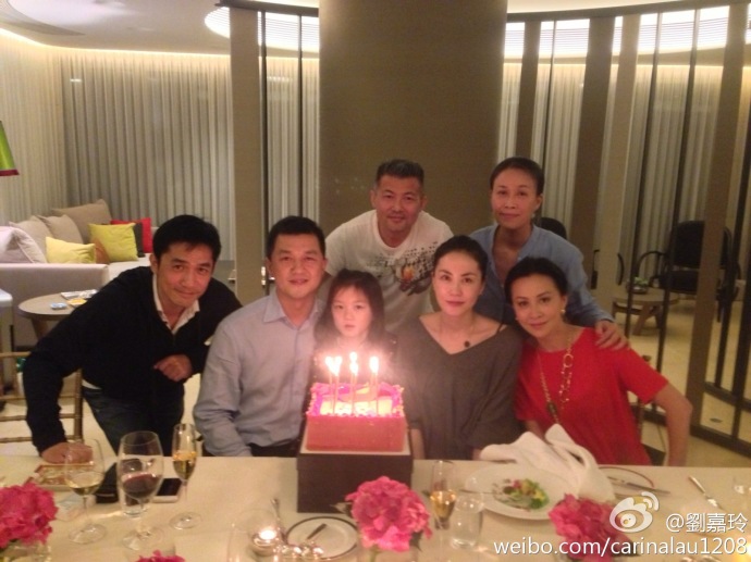 王菲與李亞鵬2005年結婚，其後誕下女兒李嫣然。  ​