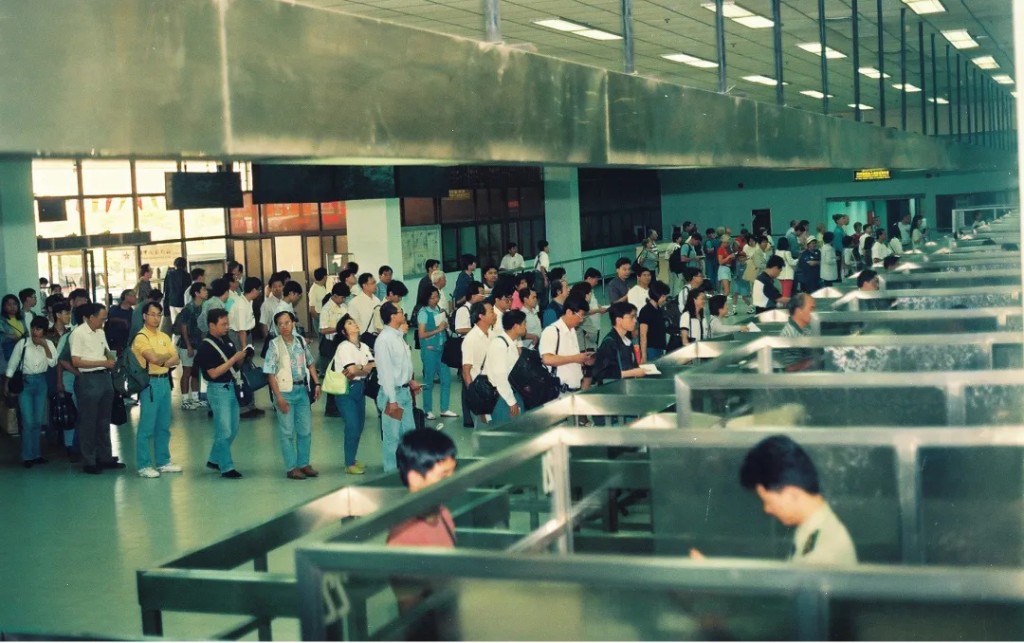 舊日旅客在皇崗口岸過關情景。深視新聞 舊日旅客在皇崗口岸過關情景。深視新聞