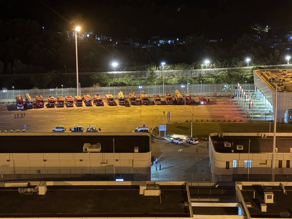 26日晚，大批深圳消防在蓮塘口岸集結，外界一度以為會來港支援大埔宏福苑五級火。小紅書＠奔尼馬