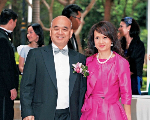 新世界鄭家純(左)，其妻子(右)剛斥1580萬購揚海。