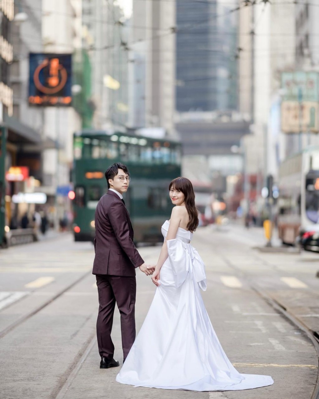 吳業坤夫婦的婚紗，在香港街頭取景。