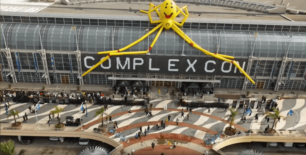 美國著名國際流行文化盛事ComplexCon為全球最大型的潮流文化盛事，每年在洛杉磯舉行。ComplexCon影片截圖