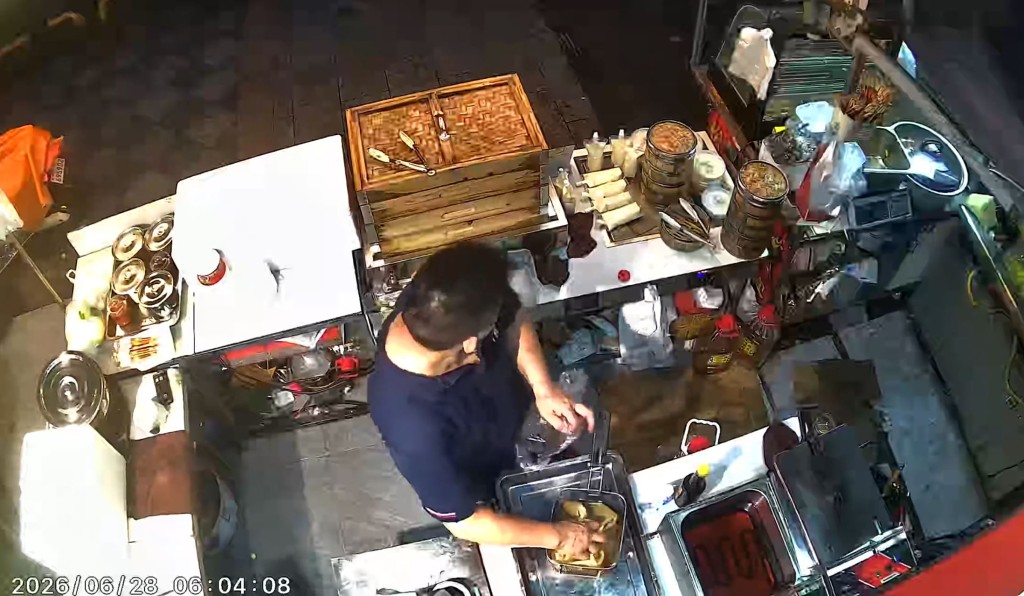 黃女士及丈夫對小兒子天未光獨行2.4公里，到小食店找他們感難以置信。