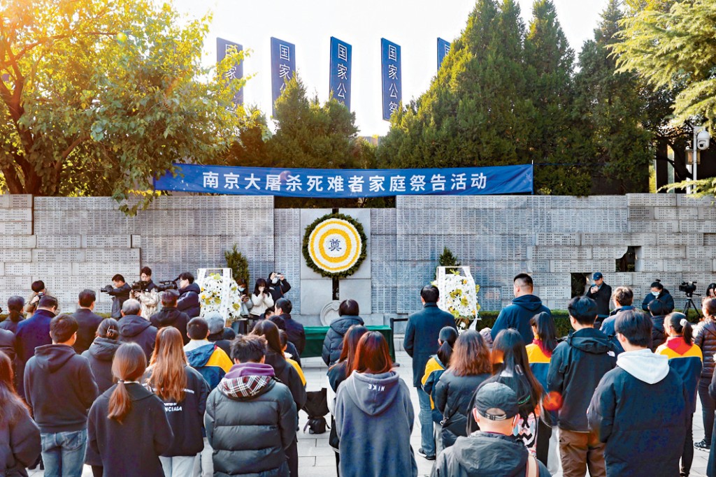 倖存者代表及青少年學生代表等人,獻花默哀悼念遇難同胞。