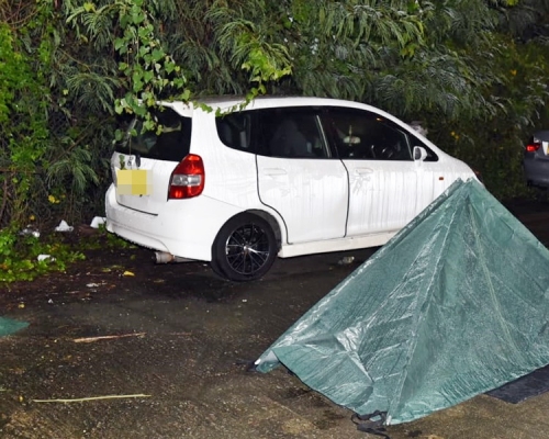 警方以帳篷遮蓋死者遺體。