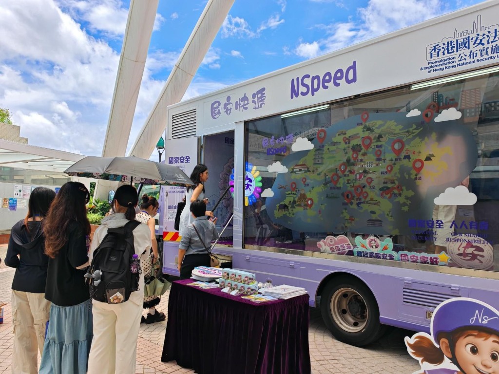 宣傳車到訪香港教育大學,獲師生積極響應,現場設置的互動遊戲氣氛熱烈。 宣傳車到訪香港教育大學,獲師生積極響應,現場設置的互動遊戲氣氛熱烈。
