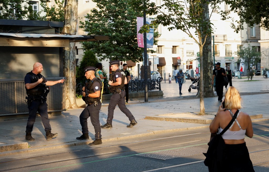 军警在巴黎街道巡逻。路透社