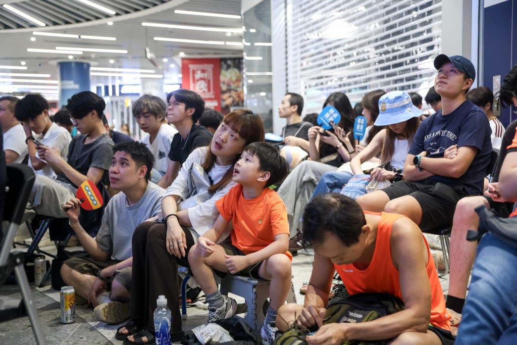 球迷李先生與妻兒一家三口由觀塘來到啟德觀賽。何家豪攝 球迷李先生與妻兒一家三口由觀塘來到啟德觀賽。何家豪攝