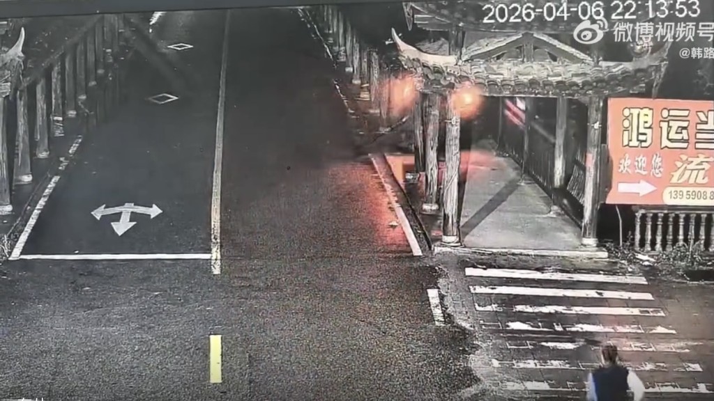 私家车往右开直至堕河。