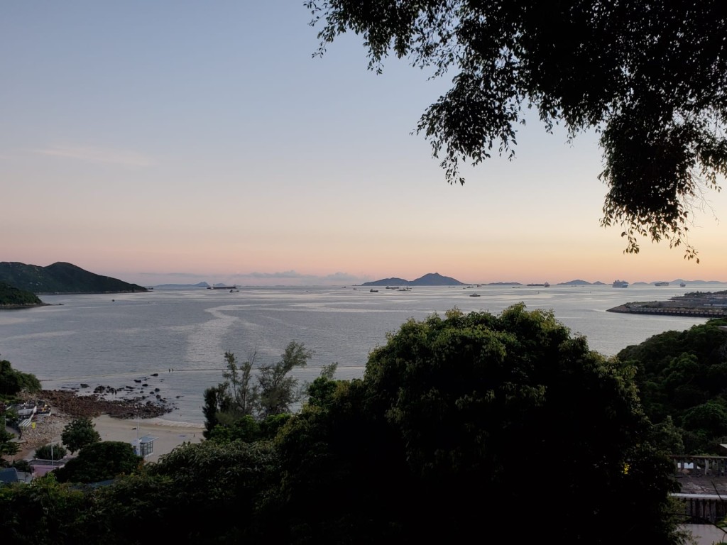 六艘正接受海上隔離的船隻停靠在南丫島洪聖灣對出海面。 離島區區議員梁國豪提供圖片