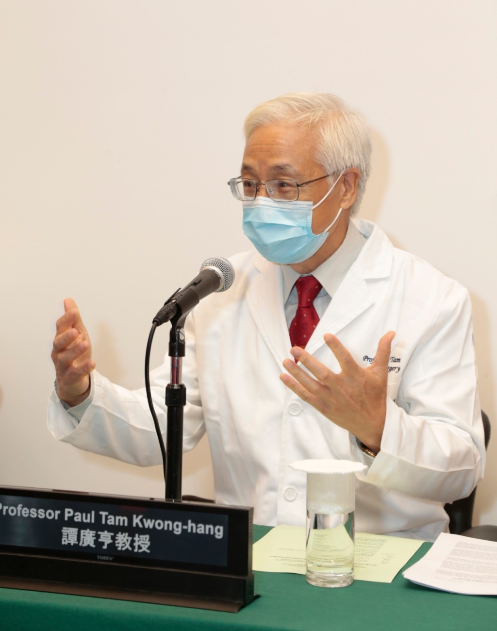 譚廣亨教授對發現膽道閉塞的新發病機制感到振奮。港大醫學院圖片