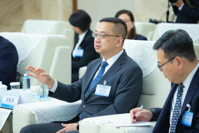 郭俊峯於會議上與其他出席代表交流。 郭俊峯於會議上與其他出席代表交流。