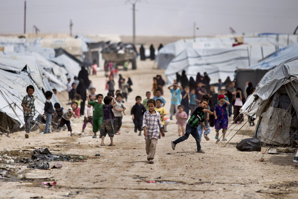 伊斯蘭國戰敗後，許多婦女與孩童目前仍在al Hol營地中生活。  （網上圖）