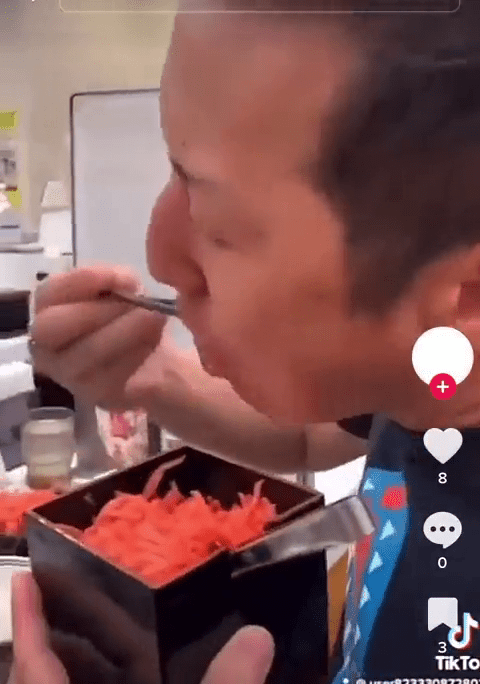 男子多次用自己筷子夾紅生薑食用，影片在TikTok流傳。網片截圖