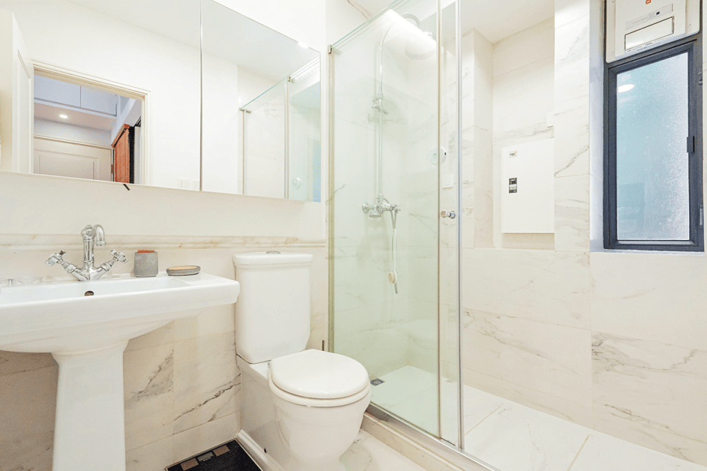 浴室光潔亮麗，對流窗促進空氣流通。