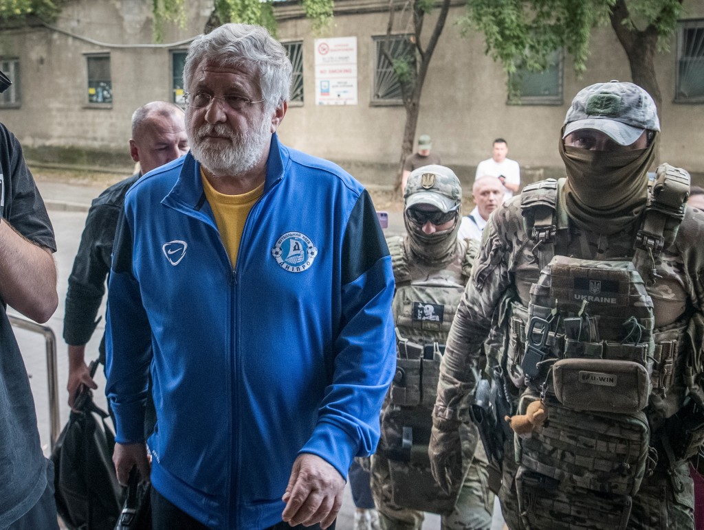 科洛莫伊斯基在乌克兰国家安全局特工的陪同下走出法院。路透社