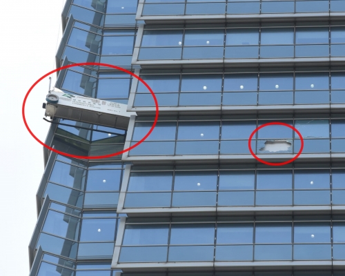 大風令吊船左搖右擺擊毀外牆玻璃，2名工人被困吊船。