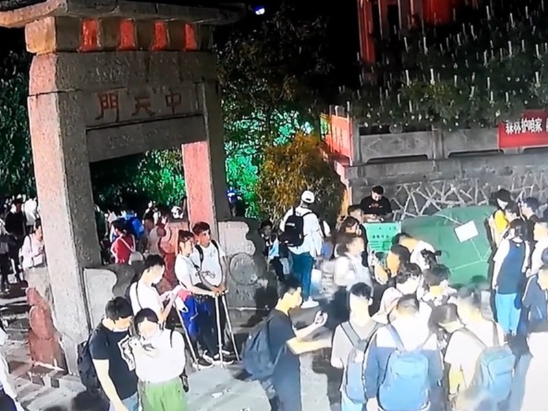 連日五一假期登泰山的遊人絡繹不絕。網圖