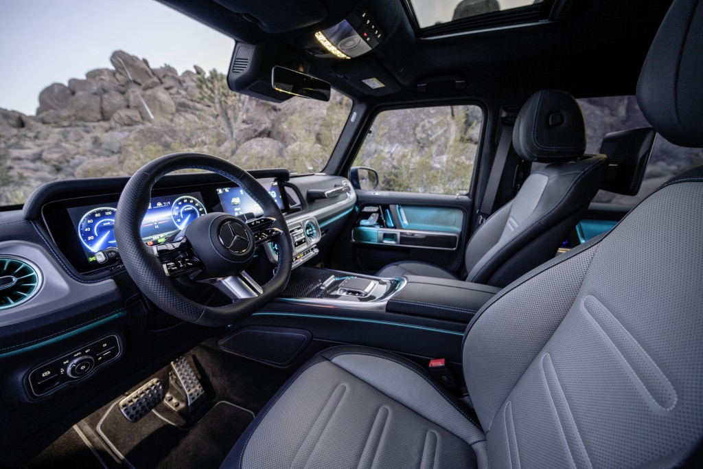 全新Mercedes-Benz EQ580電動車車廂新配搭包括雙連12.3吋屏幕Off-road Cockpit介面顯示