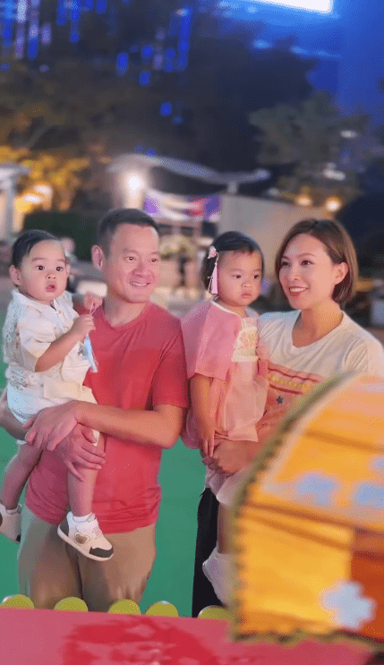 近日朱慧敏一家四口到維園賞月，幸福滿瀉。
