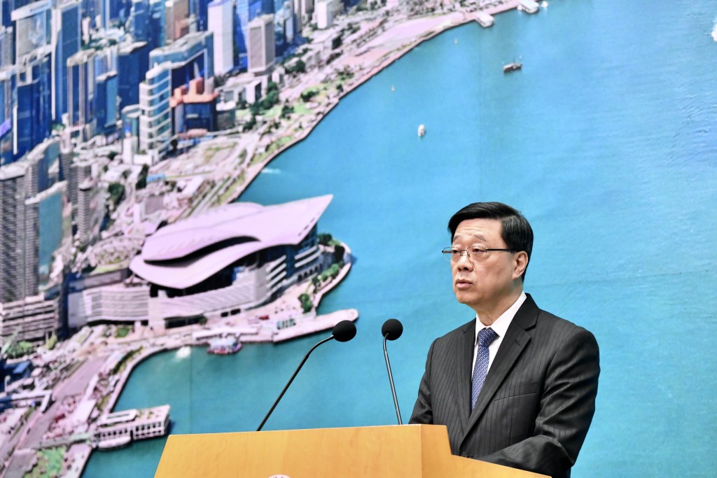 李家超出席行政會議前見傳媒。盧江球攝