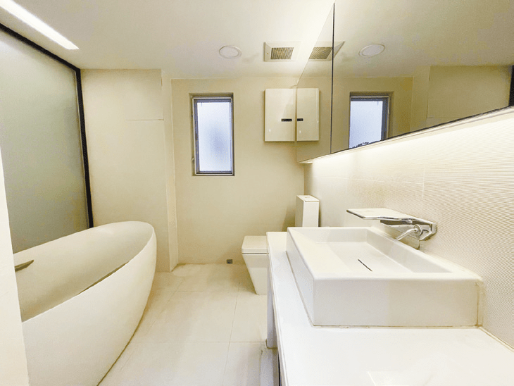 浴室设计洁白崭新，更有独立浴缸。
