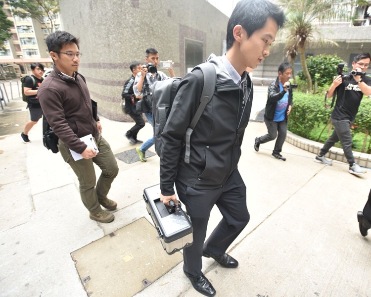 警方軍械鑑證科人員到場調查。