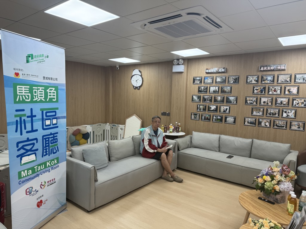 有議員在立法會大會關注社區客廳計劃的發展及成效。
