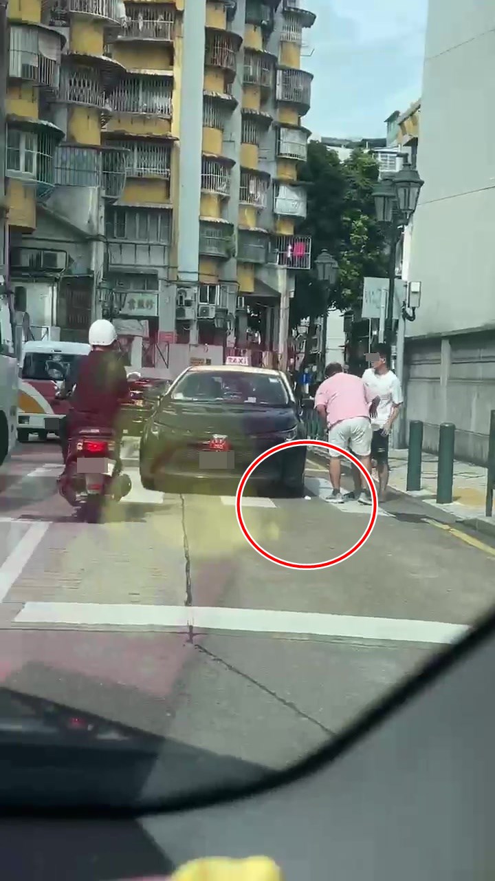 的哥站起时，纸巾顺势跌在马路中（红圈示）。网上截图