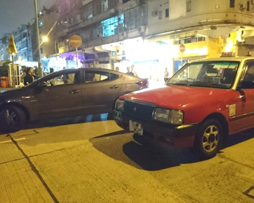 九龍城賈炳達道2車相撞。讀者Lydia Wong圖片