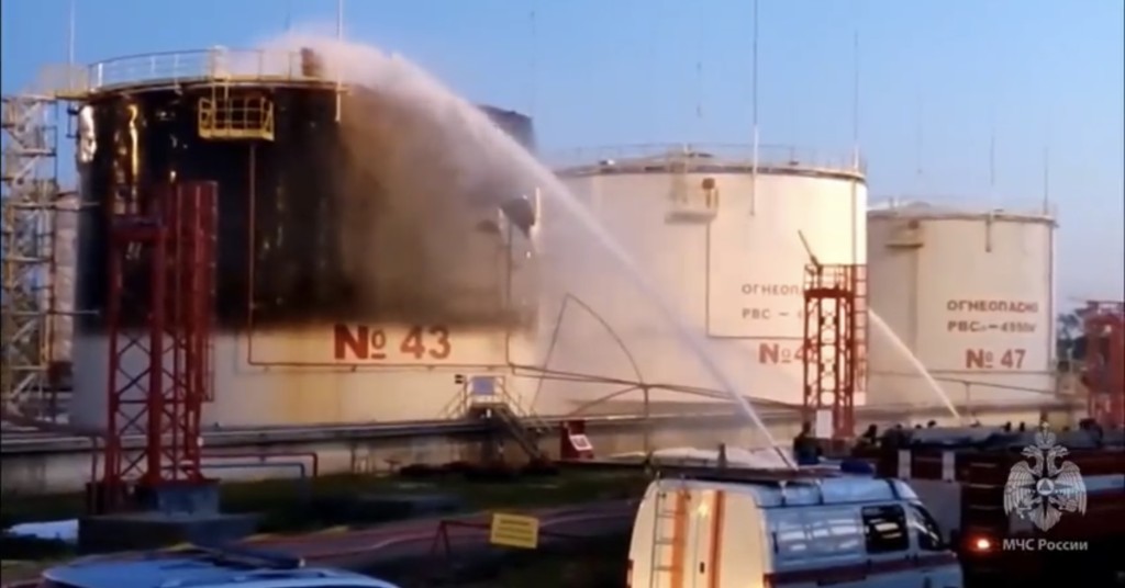 当局出动消防员到伊利斯基炼油厂（Ilsky Oil Refinery）救火。 俄罗斯联邦紧急情况部