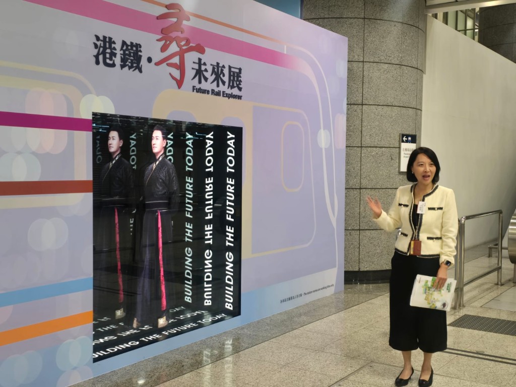 觀景台末段更設時光鏡隧道，與「寡人 林峯開心打卡。