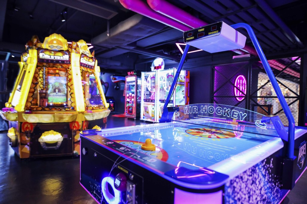 PowerPlay Arena場內設有多款結合玩樂及運動的經典遊戲機，包括籃球機、擲彩虹、射擊遊戲，以及專為小朋友開設的「Fun Fun Zone」。（PowerPlay Arena）