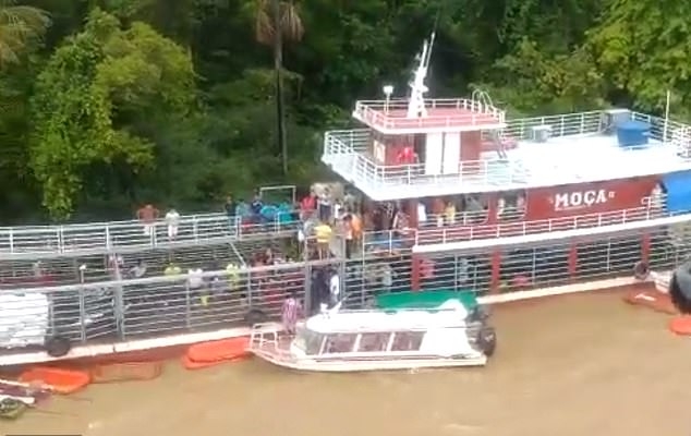 船隻展開搜救，將倖存者轉移到另一輪船上岸。(網圖)