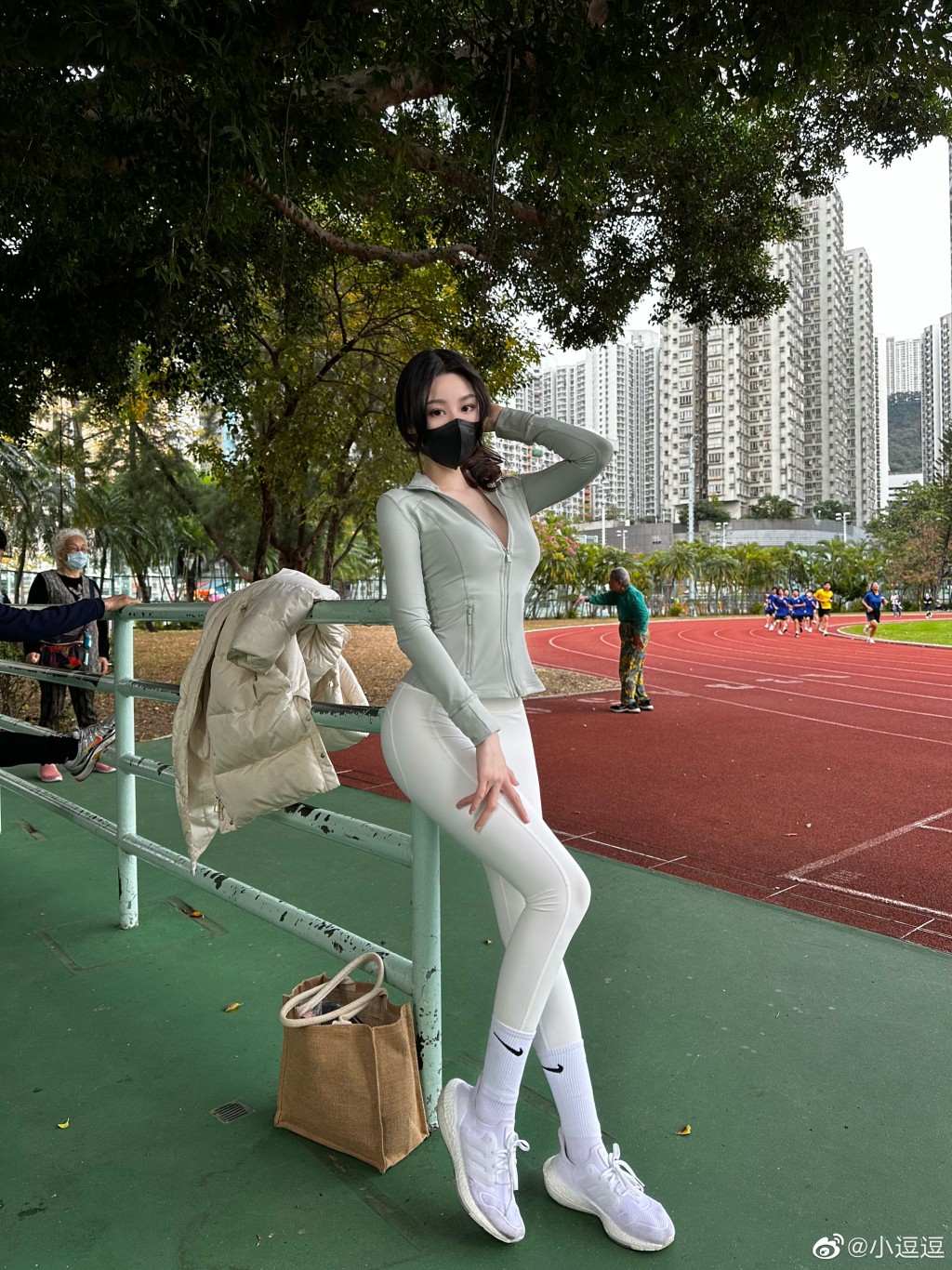 在香港一個運動場拍照。