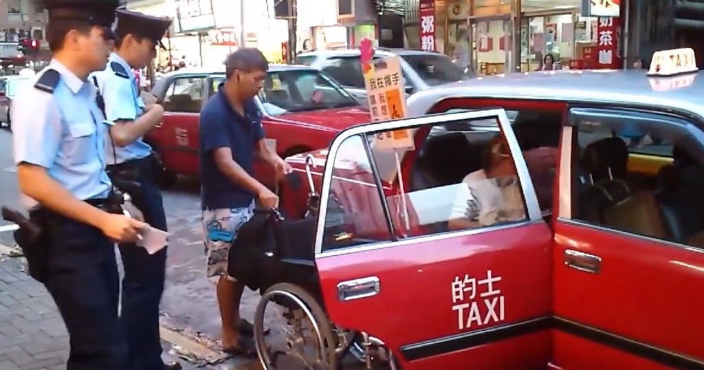 的士司机收不到车资，还要亲自在车尾厢开轮椅让婆婆坐上。(影片截图)