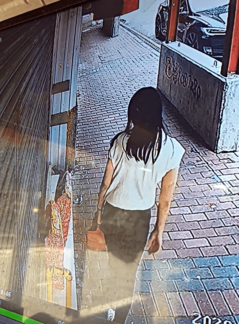 女子偷紙紮過程。fb： Cary Chan